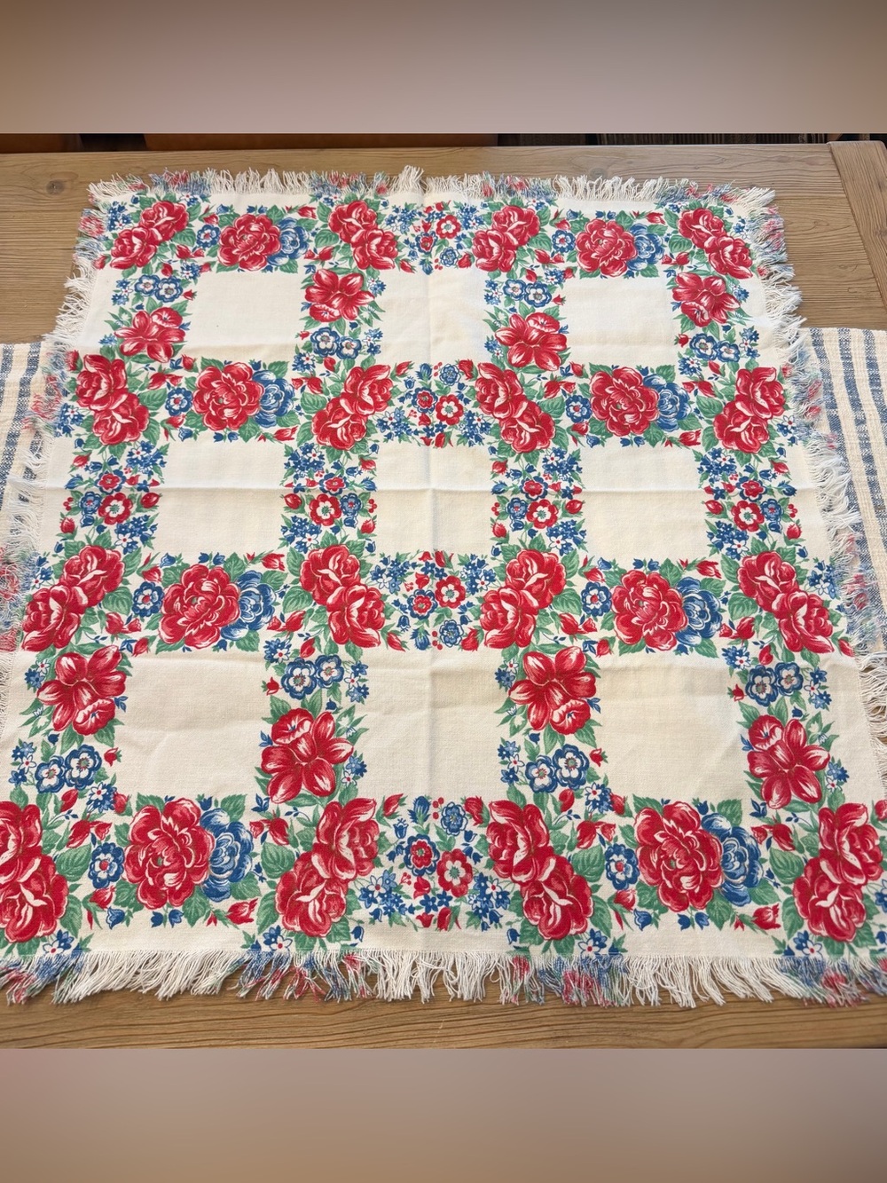 Vintage Floral Tablecloth Linen 34x32”
